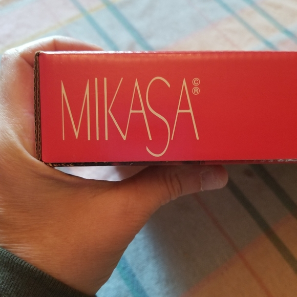 NWOT Mikasa Christmas story bon bon plate - Picture 2 of 3